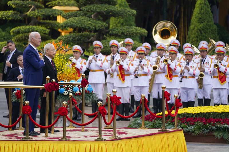  Biden visits Vietnam to bolster alliance confronting China